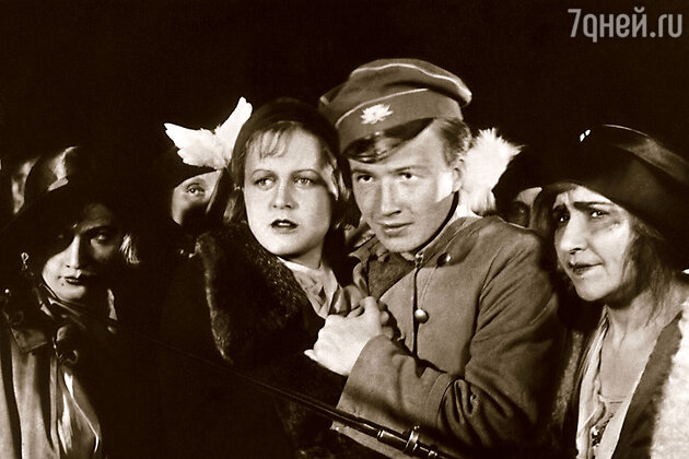 Дебют Алексея Консовского в кино состоялся в 1936 году. Кадр из фильма «Последняя ночь» Дебют Алексея Консовского в кино состоялся в 1936 году. Кадр из фильма «Последняя ночь»