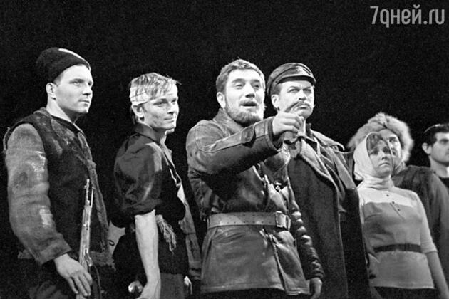 Спектакль «Разгром». Театр им.В.В.Маяковского. Левинсон - Армен Джигарханян (в центре) Спектакль «Разгром». Театр им.В.В.Маяковского. Левинсон - Армен Джигарханян (в центре)