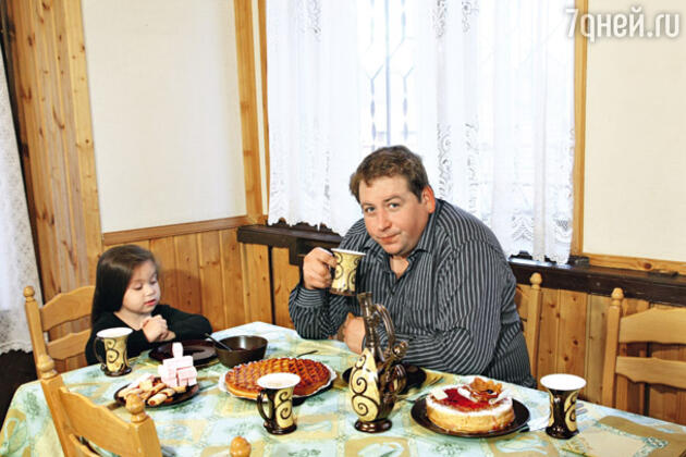 «Я снимался в Ясной Поляне, когда Кристина позвонила и сказала, что беременна. От радости потерял дар речи, а жена подумала, что я расстроился. Но коллеги по съемкам запечатлели на мобильный мои кульбиты и прыжки — я был счастлив!» «Я снимался в Ясной Поляне, когда Кристина позвонила и сказала, что беременна. От радости потерял дар речи, а жена подумала, что я расстроился. Но коллеги по съемкам запечатлели на мобильный мои кульбиты и прыжки — я был счастлив!»