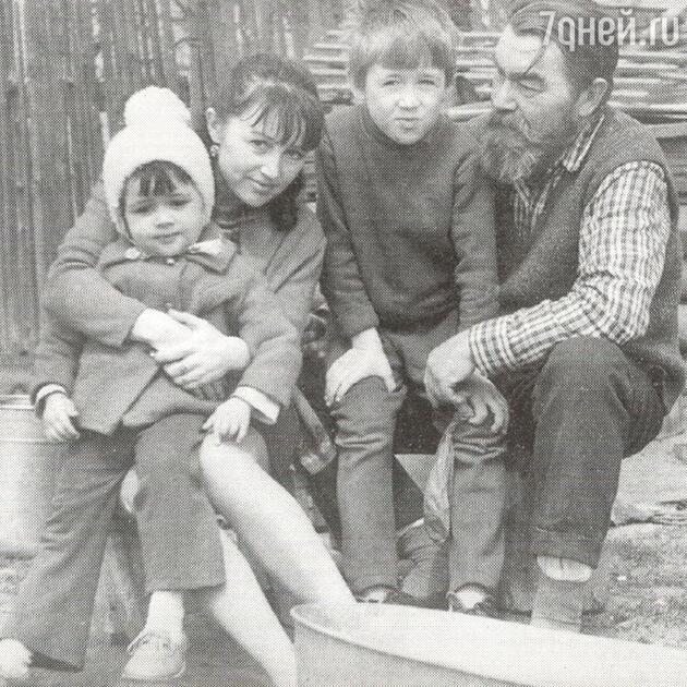 Анастасия Заворотнюк с мамой Валентиной, братом Славой и дедушкой Борисом Ивановичем Анастасия Заворотнюк с мамой Валентиной, братом Славой и дедушкой Борисом Ивановичем