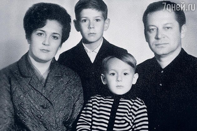 Владислав Ветров с родителями и братом Владислав Ветров с родителями и братом