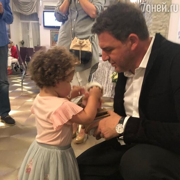 Максим Виторган с младшей сестрой Этель Максим Виторган с младшей сестрой Этель