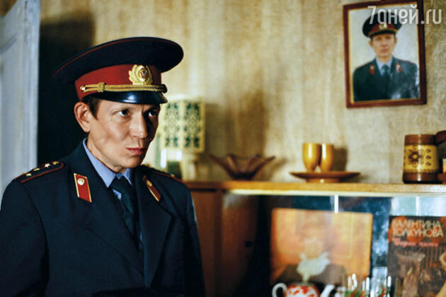 У женщин Полуян пользовался популярностью, несмотря на то что внешностью героя-любовника не обладал. Кадр из фильма «Груз 200» У женщин Полуян пользовался популярностью, несмотря на то что внешностью героя-любовника не обладал. Кадр из фильма «Груз 200»