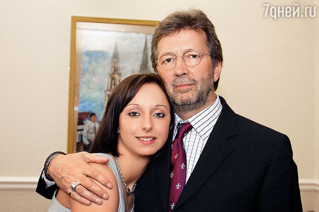 Несколько месяцев в клинике — и Клэптон выскочил из ада. Ивонна сдержала слово: видя, что Эрик прикладывает огромные усилия, чтобы выздороветь, она разрешила Рут видеться с отцом. Благодаря ей рана, нанесенная гибелью Конора, стала потихоньку затягиваться. Клэптон с дочерью Рут Несколько месяцев в клинике — и Клэптон выскочил из ада. Ивонна сдержала слово: видя, что Эрик прикладывает огромные усилия, чтобы выздороветь, она разрешила Рут видеться с отцом. Благодаря ей рана, нанесенная гибелью Конора, стала потихоньку затягиваться. Клэптон с дочерью Рут