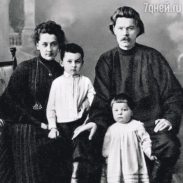Максим Горький с семьей Максим Горький с семьей