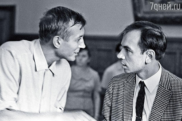 Евгений Евтушенко (слева) и Андрей Вознесенский, 1964 год Евгений Евтушенко (слева) и Андрей Вознесенский, 1964 год