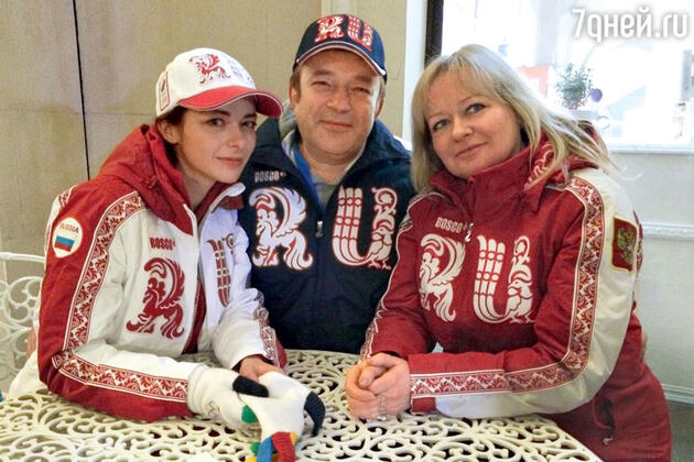 Марина Александрова с мамой Ириной Анатольевной и папой Андреем Витальевичем в Сочи накануне Олимпиады Марина Александрова с мамой Ириной Анатольевной и папой Андреем Витальевичем в Сочи накануне Олимпиады