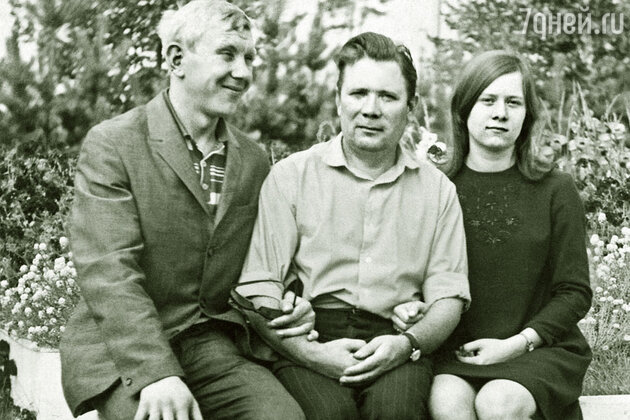 Юрий с отцом и сестрой, 1969 г. Юрий с отцом и сестрой, 1969 г.