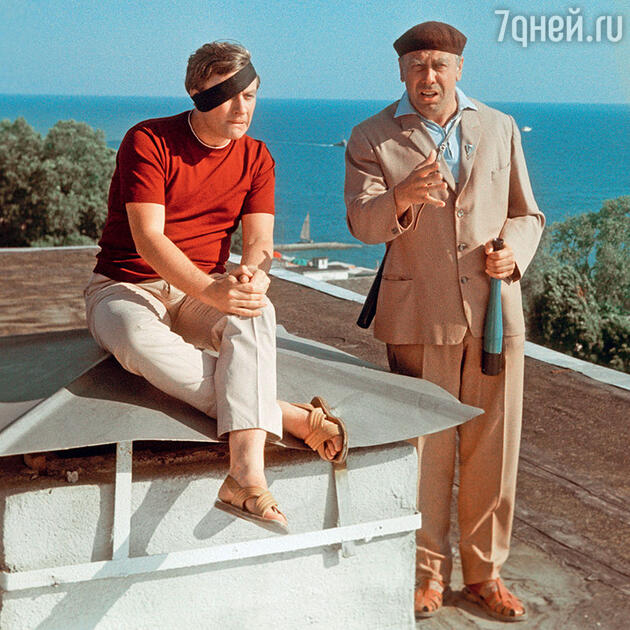 Андрей Миронов с Анатолием Папановым в фильме «Бриллиантовая рука». 1968 г. Андрей Миронов с Анатолием Папановым в фильме «Бриллиантовая рука». 1968 г.