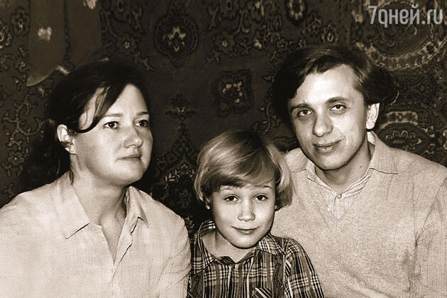 Таня, Сережа и Женя — в новогоднюю ночь 1984-го Таня, Сережа и Женя — в новогоднюю ночь 1984-го