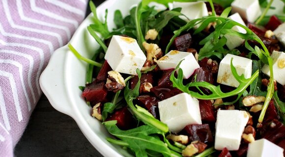 Салат из печеной свеклы с сыром и орехами: рецепт от актрисы Тиффани Тиссен Салат из печеной свеклы с сыром и орехами: рецепт от актрисы Тиффани Тиссен
