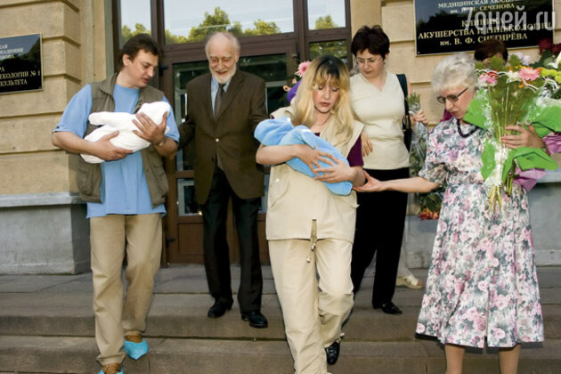 Июнь 2005-го. Отец и Коля встречают меня из роддома Июнь 2005-го. Отец и Коля встречают меня из роддома
