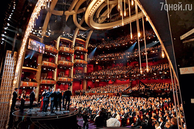 Роскошный зал кинотеатра «Dolby Theatre Hollywood», в котором проходят церемонии вручения призов Американской киноакадемии Роскошный зал кинотеатра «Dolby Theatre Hollywood», в котором проходят церемонии вручения призов Американской киноакадемии
