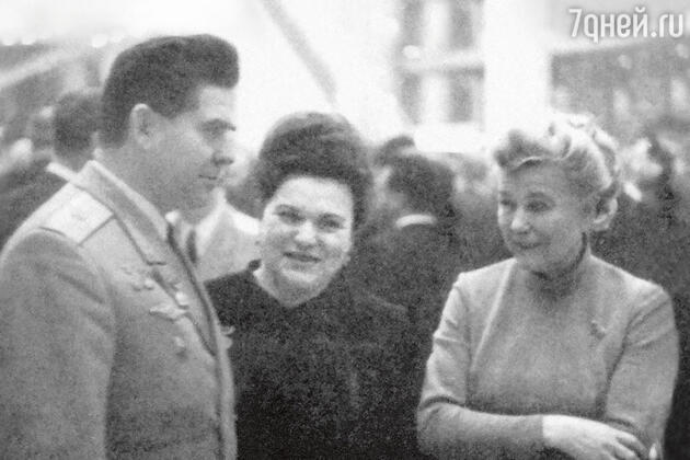 «Пишут, что Зыкина соперничала в страсти к бриллиантам с Фурцевой. Но это неправда: у Екатерины тоже была скромная коллекция» «Пишут, что Зыкина соперничала в страсти к бриллиантам с Фурцевой. Но это неправда: у Екатерины тоже была скромная коллекция»