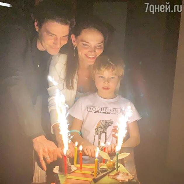 Максим Матвеев и Елизавета Боярская с сыном Андреем Максим Матвеев и Елизавета Боярская с сыном Андреем