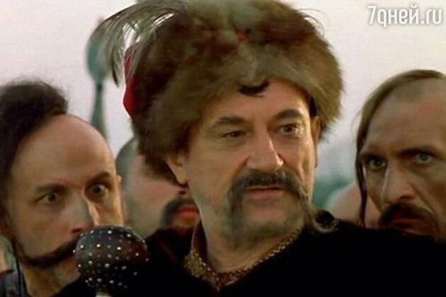 В фильме «Огнем и мечом» Ступка сыграл Богдана Хмельницкого, который по сюжету бил поляков. И в Польше к нему выстроилась очередь из сотни поклонников! В фильме «Огнем и мечом» Ступка сыграл Богдана Хмельницкого, который по сюжету бил поляков. И в Польше к нему выстроилась очередь из сотни поклонников!