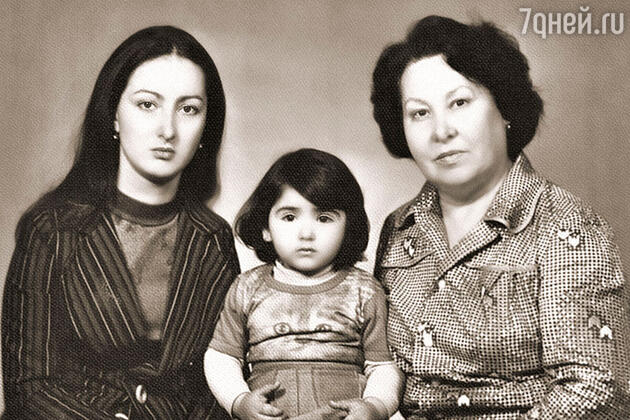 Додо Чоговадзе с мамой и дочкой Ниночкой Додо Чоговадзе с мамой и дочкой Ниночкой