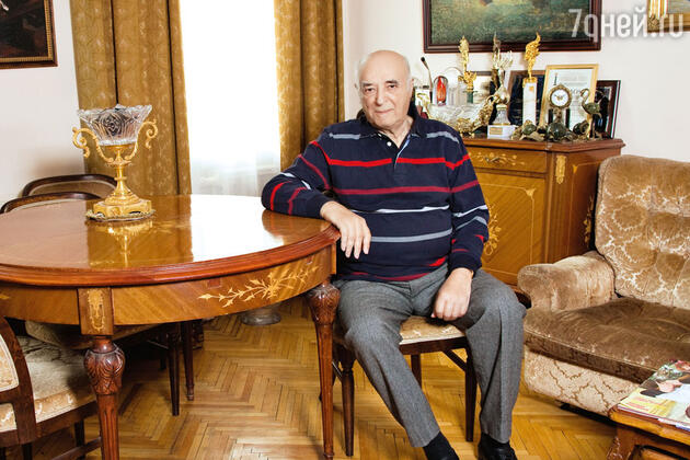 «Жаль, правда, что поклонниц у меня почти нет. «На Этуша» теперь не ходят, не тот возраст, не те манки. Ощущаю, что от времени и от молодежи отстал. Но тем не менее, когда прихожу на урок, все уравнивается. У моих студентов есть скорость, здоровье и энергия. А у меня — опыт» «Жаль, правда, что поклонниц у меня почти нет. «На Этуша» теперь не ходят, не тот возраст, не те манки. Ощущаю, что от времени и от молодежи отстал. Но тем не менее, когда прихожу на урок, все уравнивается. У моих студентов есть скорость, здоровье и энергия. А у меня — опыт»