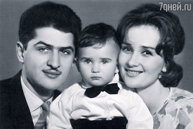 Вскоре родился сын, а мужа забрали в армию... Зинаида и Валерий с первенцем Вскоре родился сын, а мужа забрали в армию... Зинаида и Валерий с первенцем