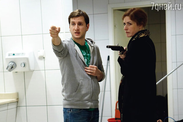 Режиссер репетирует сцену дуэли с актрисой Верой Воронковой Режиссер репетирует сцену дуэли с актрисой Верой Воронковой