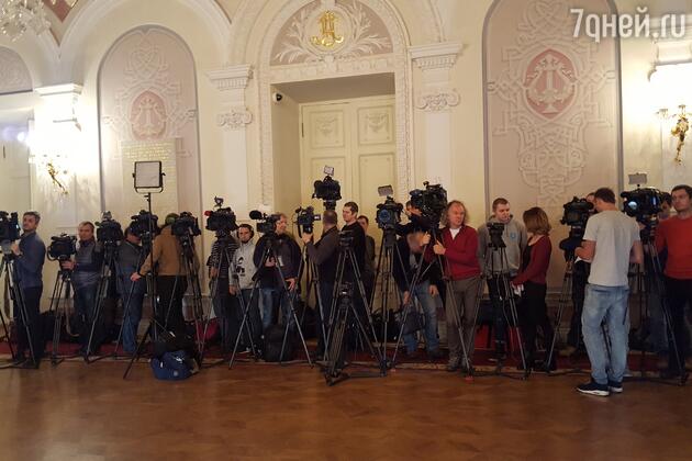 Количество телекамер на пресс-конференции зашкаливало Количество телекамер на пресс-конференции зашкаливало