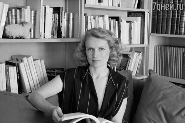 Я оказалась в списке жен Роже самой, что ли, нетипичной красавицей.
Собственно, на мне его поиск любви остановился. Я сегодня продолжаю держать его за руку. Разговариваю с ним каждый день, задаю вопросы, ощущаю его взгляд на себе, чувствую, что он
где-то рядом Я оказалась в списке жен Роже самой, что ли, нетипичной красавицей.
Собственно, на мне его поиск любви остановился. Я сегодня продолжаю держать его за руку. Разговариваю с ним каждый день, задаю вопросы, ощущаю его взгляд на себе, чувствую, что он
где-то рядом