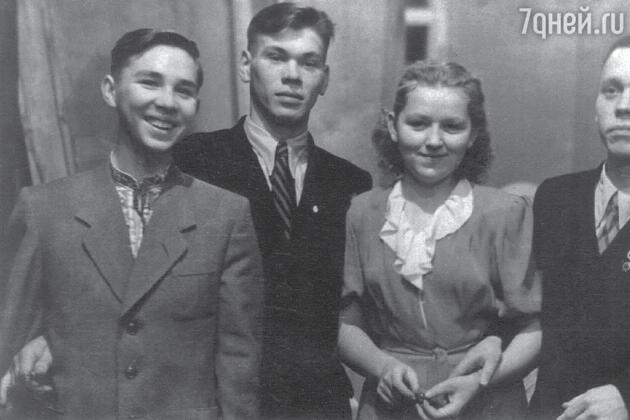 С однокурсниками Ивановского химико-технологического техникума. 1950-е годы С однокурсниками Ивановского химико-технологического техникума. 1950-е годы