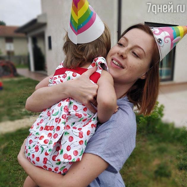 Юлия Савичева с дочкой Аней Юлия Савичева с дочкой Аней