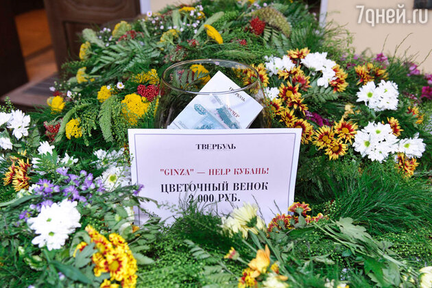 Перед входом всем желающим предлагали приобрести венки из цветов за две тысячи рублей, так что даже те, кто не собирался расставаться с большими суммами, могли внести свой небольшой вклад в благо дело Перед входом всем желающим предлагали приобрести венки из цветов за две тысячи рублей, так что даже те, кто не собирался расставаться с большими суммами, могли внести свой небольшой вклад в благо дело