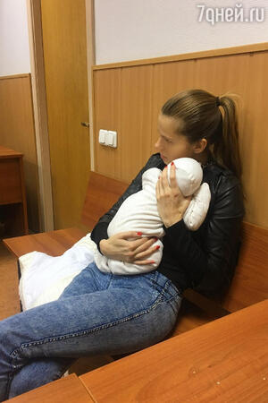 Ольга Казаченко с малышом в зале суда Ольга Казаченко с малышом в зале суда