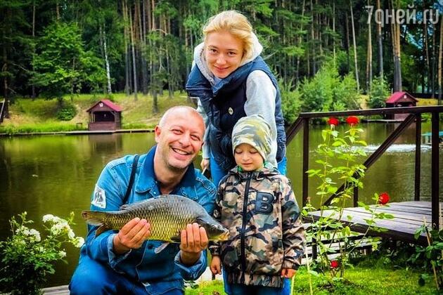Оксана Акиньшина с бывшим мужем Арчилом Геловани и сыном Константином Оксана Акиньшина с бывшим мужем Арчилом Геловани и сыном Константином
