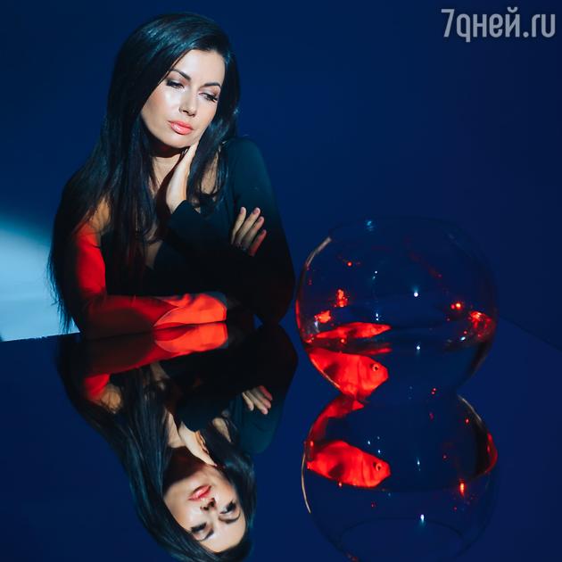 Мария Вебер в клипе "Он" Мария Вебер в клипе "Он"