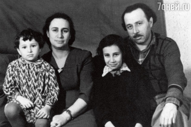 С младшей сестрой Верочкой, матерью Ритой Александровной и отцом Ильей Давидовичем. 1963 г. С младшей сестрой Верочкой, матерью Ритой Александровной и отцом Ильей Давидовичем. 1963 г.