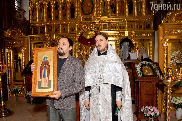 В руках у Стаса — мерная икона Марии Радонежской, подарок крестных родителей. С батюшкой Константином В руках у Стаса — мерная икона Марии Радонежской, подарок крестных родителей. С батюшкой Константином