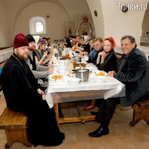 Участники концерта Борис Грачевский, Евдокия Германова и ее студенты во время монастырской трапезы Участники концерта Борис Грачевский, Евдокия Германова и ее студенты во время монастырской трапезы