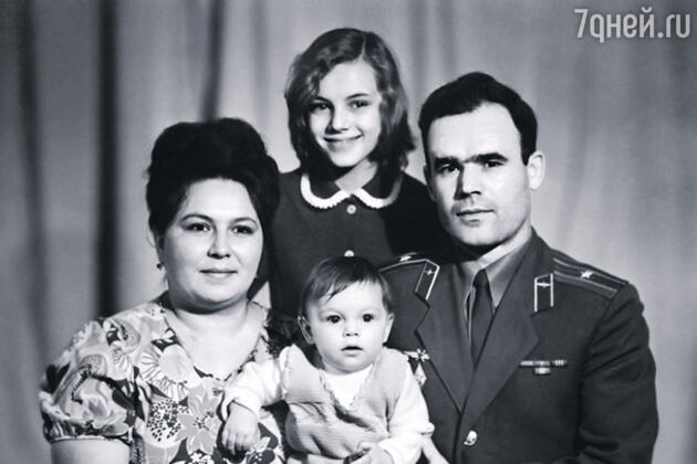 Первая фотография, на которой наша семья в полном составе: мама, папа, я и Катюша Первая фотография, на которой наша семья в полном составе: мама, папа, я и Катюша
