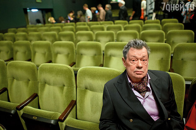 Караченцов по-прежнему в штате театра. Не берусь судить, что он понимает, а что нет. Об этом лучше рассказывает Людмила Поргина Караченцов по-прежнему в штате театра. Не берусь судить, что он понимает, а что нет. Об этом лучше рассказывает Людмила Поргина