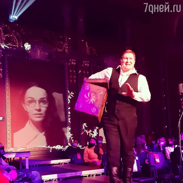Александра (Валерия Ланская, на экране), сын Толстого Илья Львович (Иван Мамонов) Александра (Валерия Ланская, на экране), сын Толстого Илья Львович (Иван Мамонов)