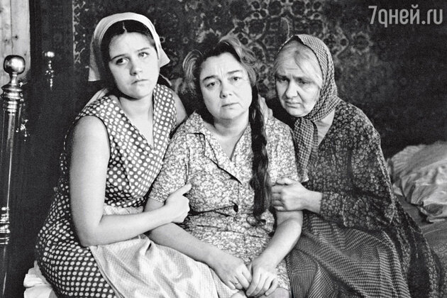 С Ниной Дорошиной и Натальей Теняковой. Кадр из фильма «Любовь и голуби». 1984 г. С Ниной Дорошиной и Натальей Теняковой. Кадр из фильма «Любовь и голуби». 1984 г.