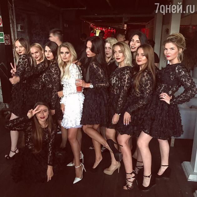 Алена Краснова с подругами Алена Краснова с подругами