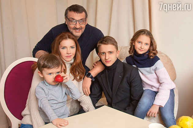 Нина Приемыхова с мужем и детьми Нина Приемыхова с мужем и детьми