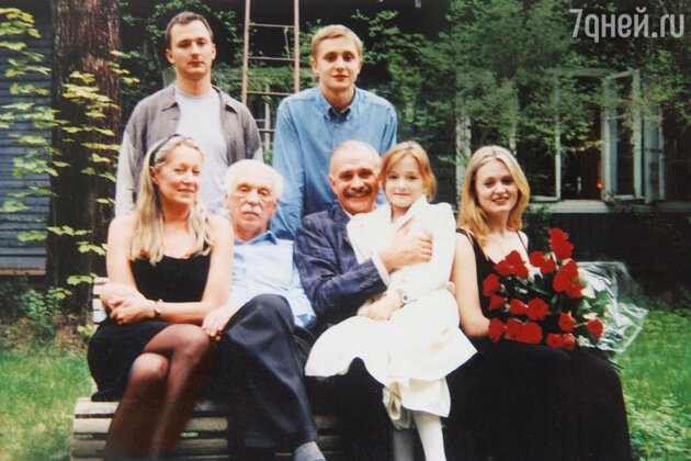 «Семья всегда была и остается у меня на первом месте. Я хорошо запомнила слова Натальи Петровны, мамы Никиты: «В семье главное — смотреть в одну сторону» «Семья всегда была и остается у меня на первом месте. Я хорошо запомнила слова Натальи Петровны, мамы Никиты: «В семье главное — смотреть в одну сторону»