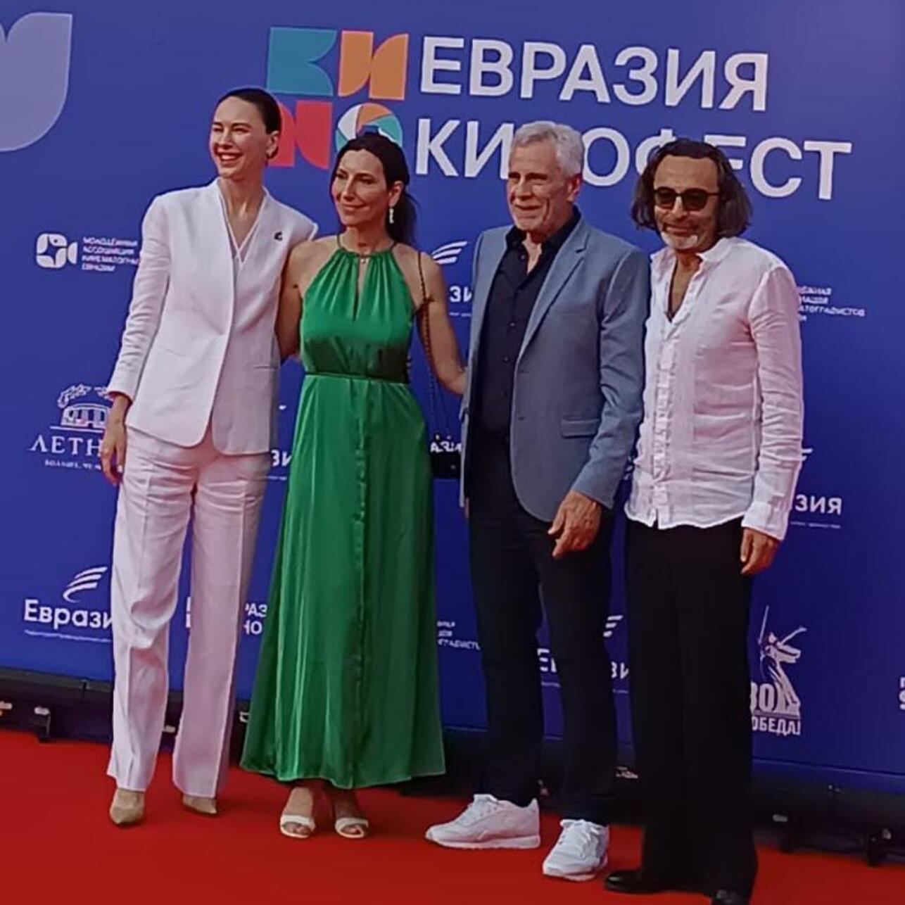 Председатель Совета АНО «Евразия» Алена Аршинова, Гойко Митич с женой Юдит и Джаник Файзиев