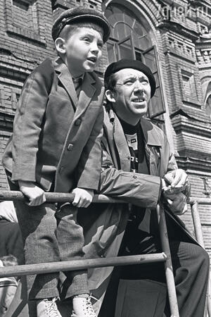 Юрий Никулин с сыном Максимом. 1963 год Юрий Никулин с сыном Максимом. 1963 год