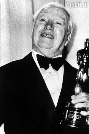 Чарли Чаплин со вторым «Оскаром», 1972 год Чарли Чаплин со вторым «Оскаром», 1972 год