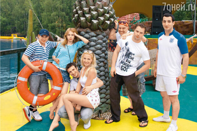 Актеры сериала «Универ»: Андрей Гайдулян (сын олигарха Саша), Лариса Баранова (Лиля), Алексей Гаврилов (Гоша) с подругой Сашей, Алексей Климушкин (олигарх Сильвестр Андреевич), Виталий Гогунский (Кузя), Арарат Кещян (Майкл) Актеры сериала «Универ»: Андрей Гайдулян (сын олигарха Саша), Лариса Баранова (Лиля), Алексей Гаврилов (Гоша) с подругой Сашей, Алексей Климушкин (олигарх Сильвестр Андреевич), Виталий Гогунский (Кузя), Арарат Кещян (Майкл)