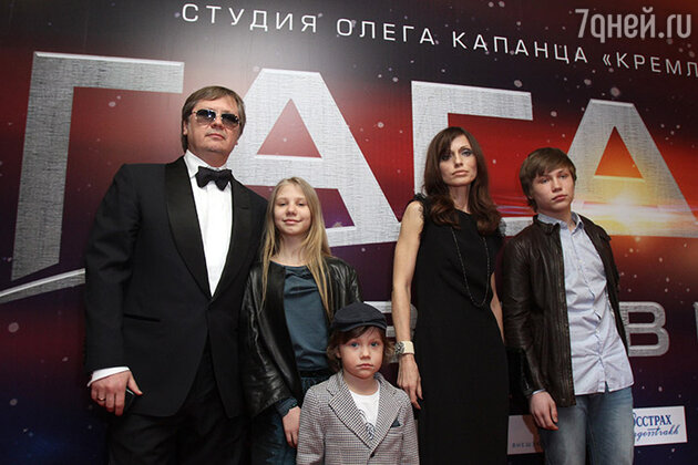 Продюсер Олег Капанец с семьей Продюсер Олег Капанец с семьей