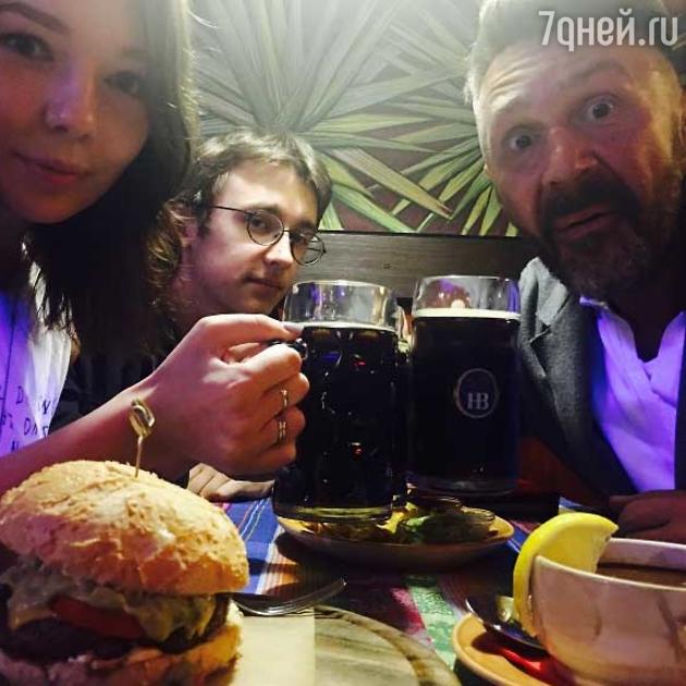 Сергей Шнуров с Аполлоном и Серафимой Сергей Шнуров с Аполлоном и Серафимой