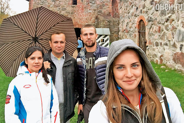 Анастасия Брызгалова с мамой Натальей Владимировной, отчимом Константином Петровичем и Александром Крушельницким Анастасия Брызгалова с мамой Натальей Владимировной, отчимом Константином Петровичем и Александром Крушельницким