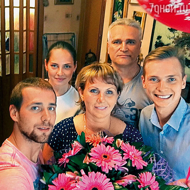 Анастасия Брызгалова семьей Александра Крушельницкого — мамой Марией Юрьевной, папой Александром Васильевичем и братом Андреем Анастасия Брызгалова семьей Александра Крушельницкого — мамой Марией Юрьевной, папой Александром Васильевичем и братом Андреем